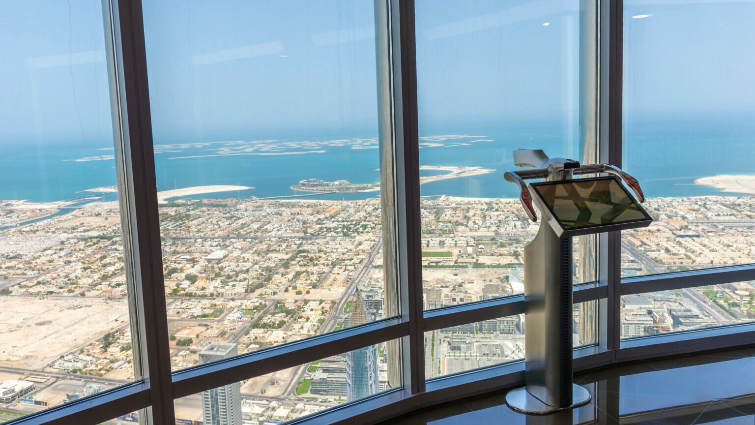 Jumelles interactives au 125ème étage de Burj khalifa