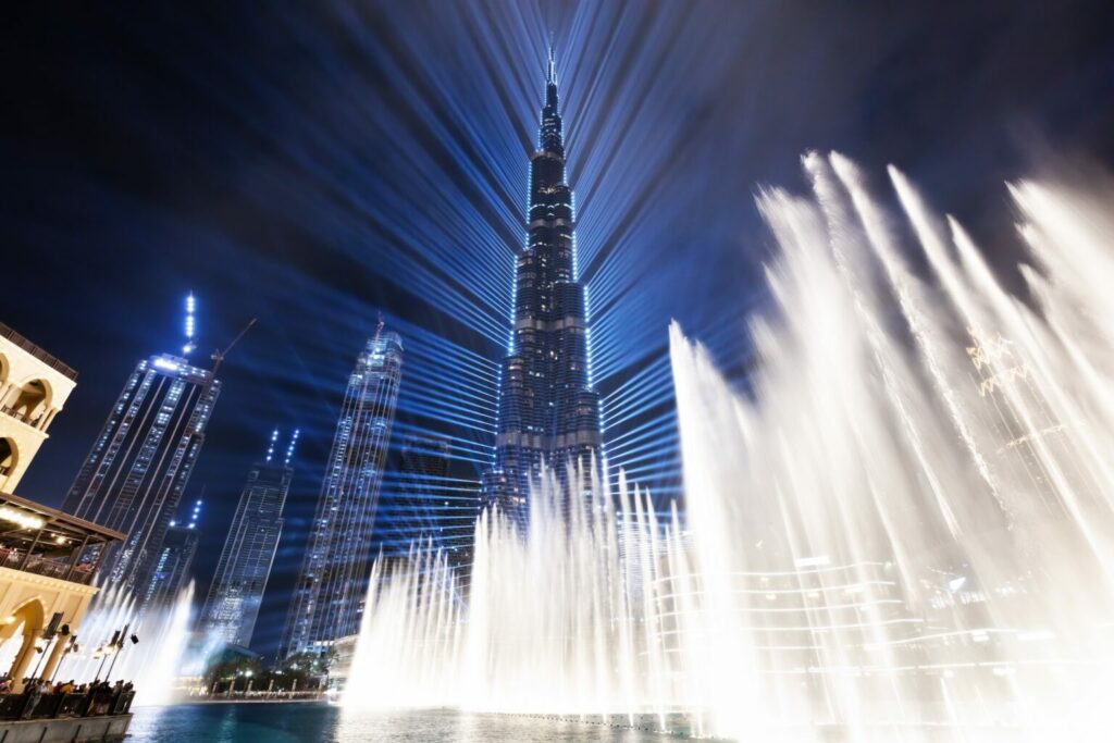 Illumination de Burj Khalifa avec le spectacle des fontaines