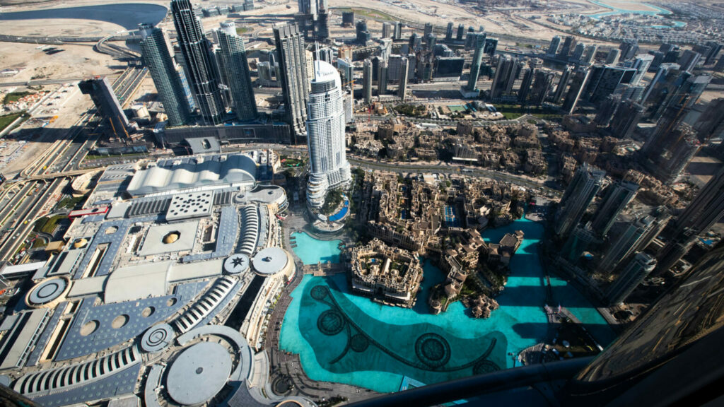Point de vue sur la skyline de Dubaï depuis les baies vitrées d'At The Top (Burj Khalifa)